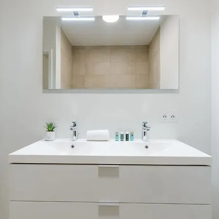 Huswell - With Terrace Close To The Sea Lejlighed *